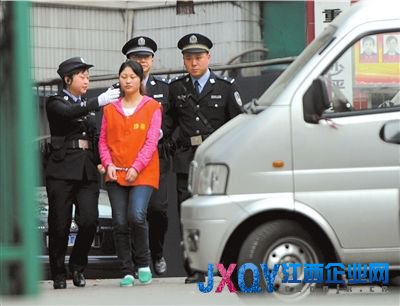 3月22日,周克华的女友张贵英被警察从重庆沙坪坝区看守所带出。新华社发 3月22日,周克华的女友张贵英被警察从重庆沙坪坝区看守所带出。新华社发